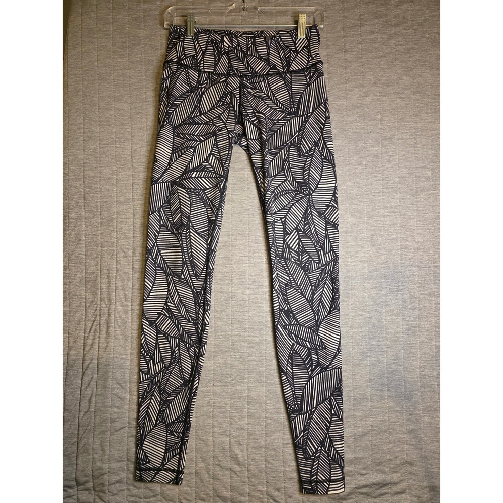 1384 Lululemon High Rise Leggings Black White Geometric Leaf Print Size 6